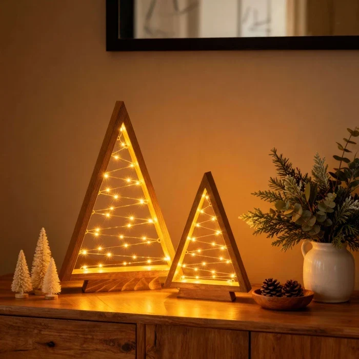 Houten kerstbomen driehoek – verlichte tafelset met sterretjeslampjes