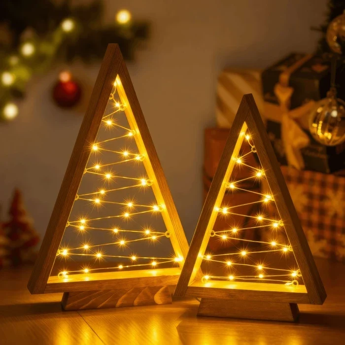 Houten kerstbomen driehoek – verlichte tafelset met sterretjeslampjes