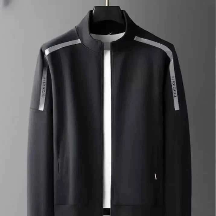 Completo sportivo da uomo in cotone: felpa elegante con colletto alla coreana e pantaloni cardigan casual.