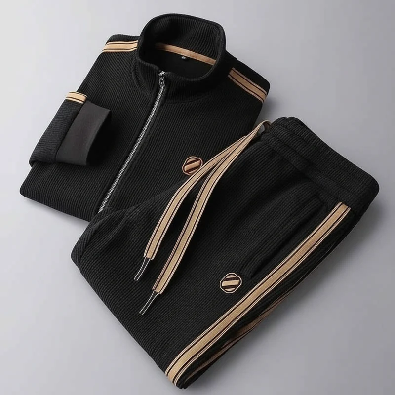 Completo sportivo autunnale da uomo: cardigan con cappuccio e cerniera e pantaloni della tuta a gamba dritta, due pezzi.