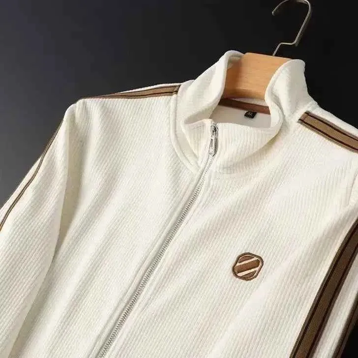Completo sportivo autunnale da uomo: cardigan con cappuccio e cerniera e pantaloni della tuta a gamba dritta, due pezzi.