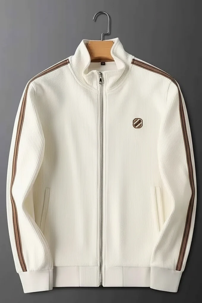 Completo sportivo autunnale da uomo: cardigan con cappuccio e cerniera e pantaloni della tuta a gamba dritta, due pezzi.