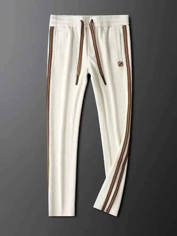 Completo sportivo autunnale da uomo: cardigan con cappuccio e cerniera e pantaloni della tuta a gamba dritta, due pezzi.