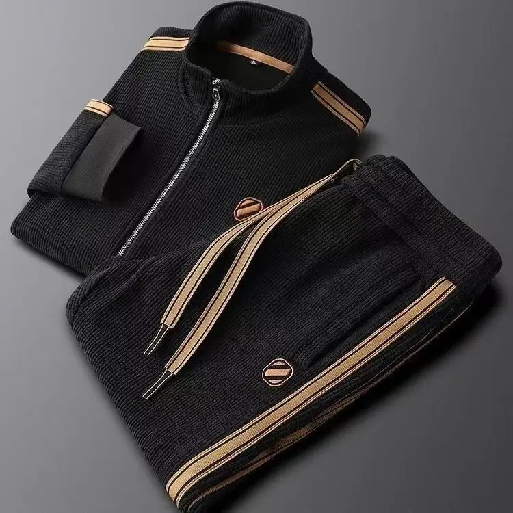 Completo sportivo autunnale da uomo: cardigan con cappuccio e cerniera e pantaloni della tuta a gamba dritta, due pezzi.