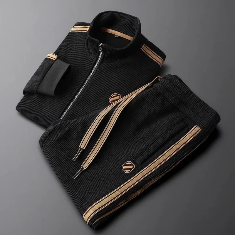 Completo sportivo autunnale da uomo: cardigan con cappuccio e cerniera e pantaloni della tuta a gamba dritta, due pezzi.