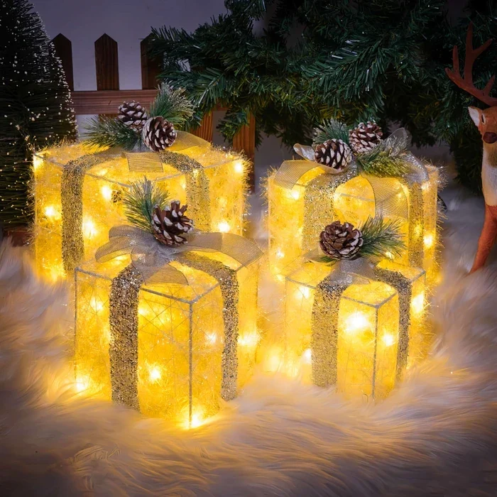 Kerstdecoratie – verlichte cadeaudozen met dennenappels en berijpt groen