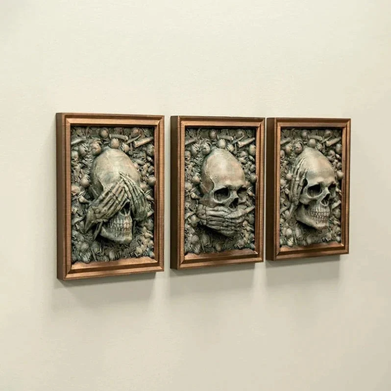 Wanddecoratie – Drie schedels in hars met gouden accenten en ophanghaak