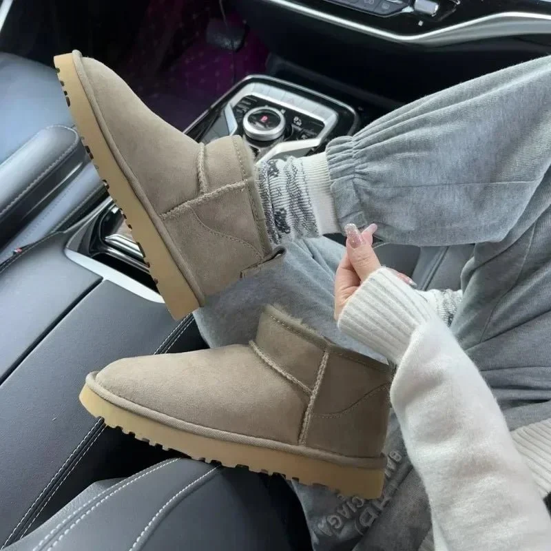 Eleganti stivali da neve invernali con inserti in montone e pelle per un calore casual impareggiabile.