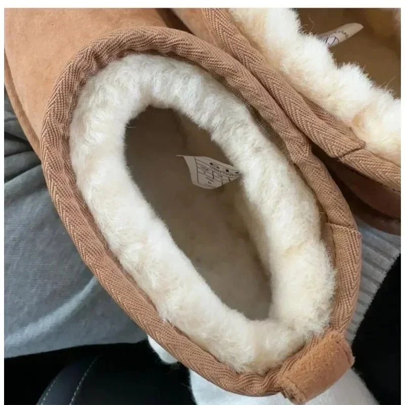 Eleganti stivali da neve invernali con inserti in montone e pelle per un calore casual impareggiabile.