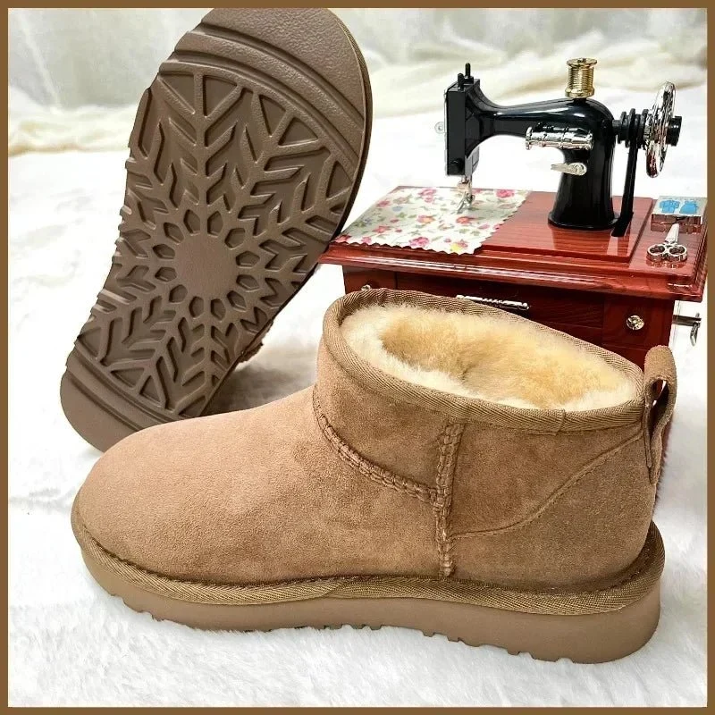 Eleganti stivali da neve invernali con inserti in montone e pelle per un calore casual impareggiabile.