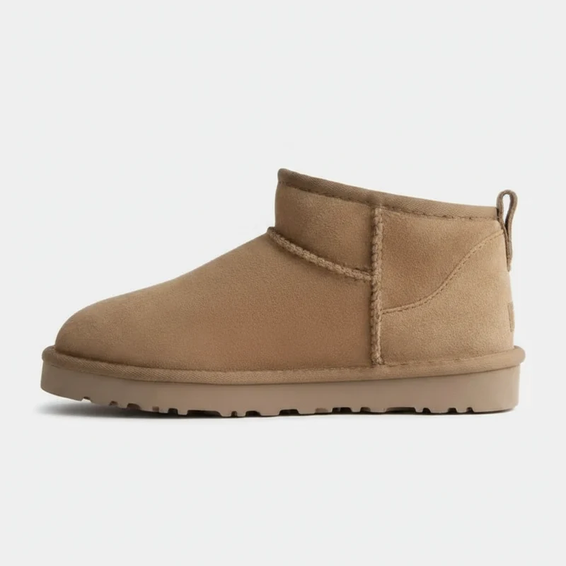 Eleganti stivali da neve invernali con inserti in montone e pelle per un calore casual impareggiabile.