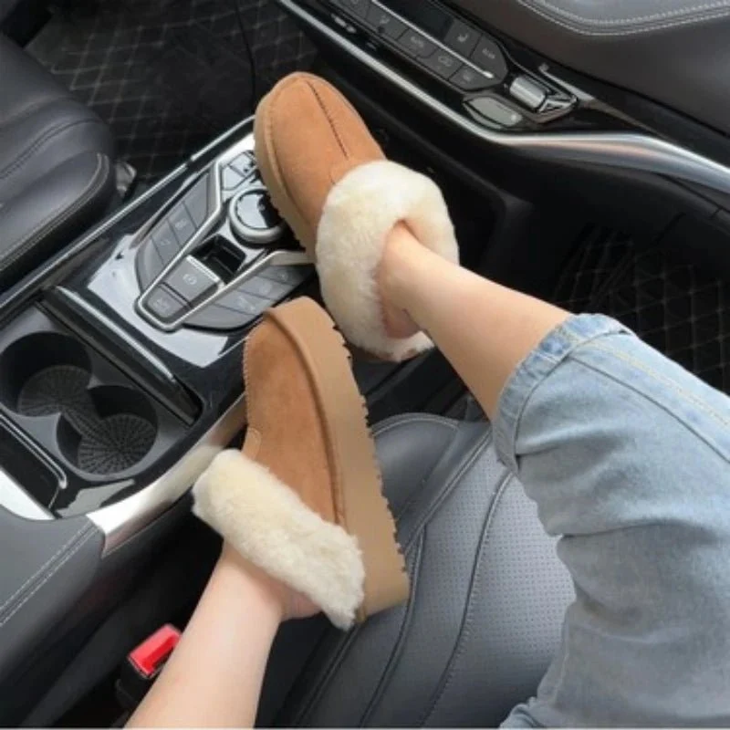 Eleganti pantofole da neve da donna in montone con calda fodera in lana per il massimo comfort.