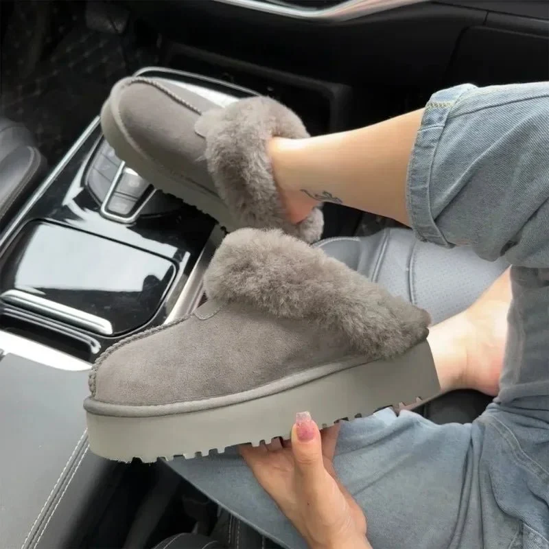 Eleganti pantofole da neve da donna in montone con calda fodera in lana per il massimo comfort.