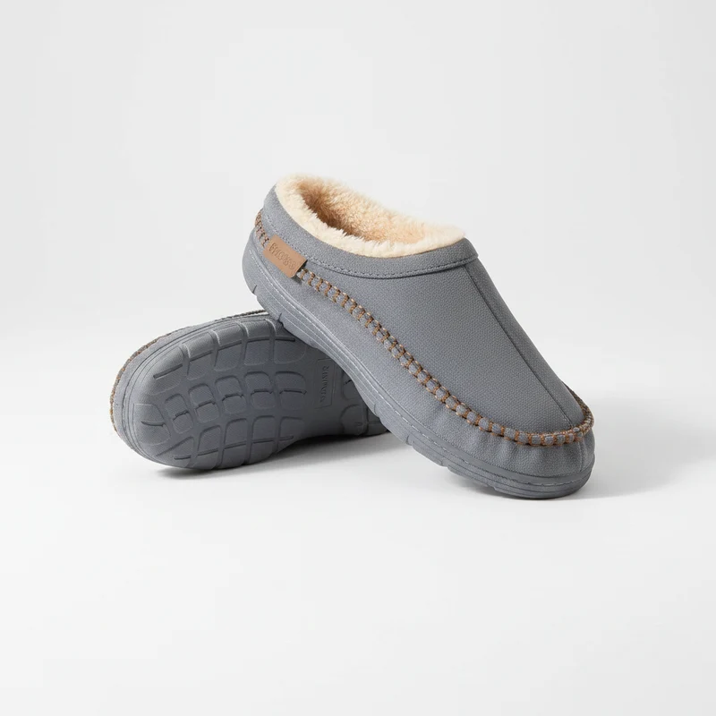 Comode pantofole da uomo in finta pelle scamosciata, firmate da un designer, per il massimo comfort a casa.