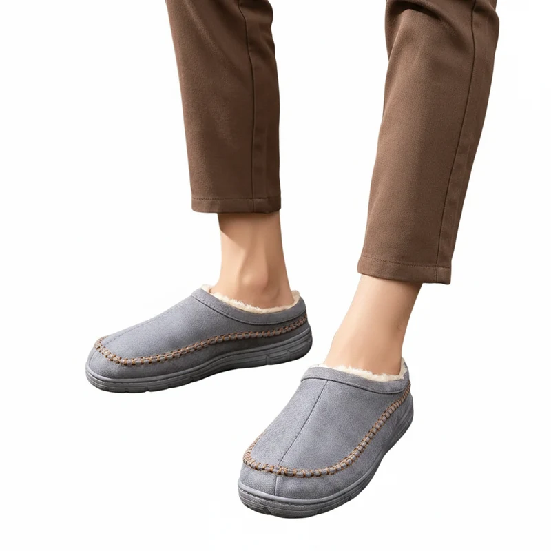 Comode pantofole da uomo in finta pelle scamosciata, firmate da un designer, per il massimo comfort a casa.