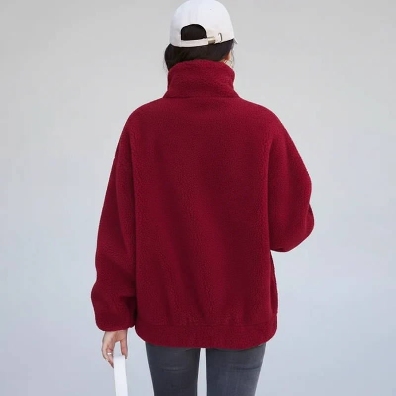 Cappotto invernale da donna in pile con collo alto e chiusura a zip, maniche lunghe.