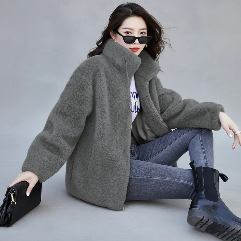 Cappotto invernale da donna in pile con collo alto e chiusura a zip, maniche lunghe.