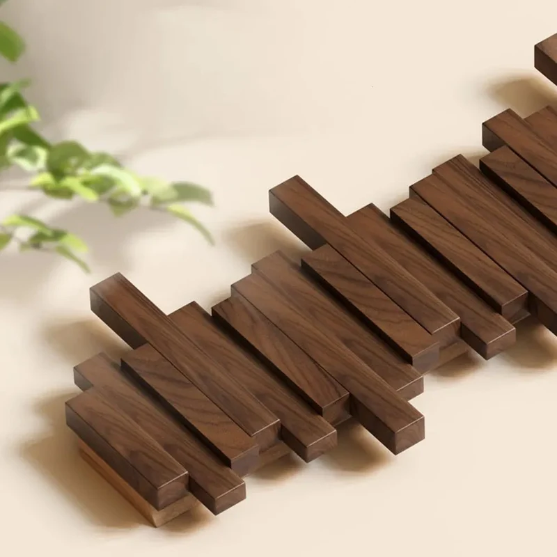 Kapstok van hout – Magnetische haken die je invouwt als ze leeg zijn