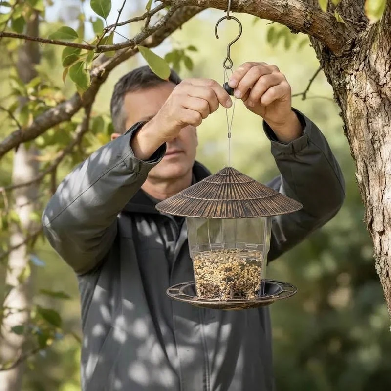 Vogelvoederhuis – Metalen hanging feeder met beschermkap en ruim voederreservoir