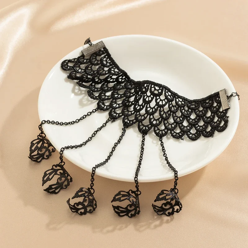 NoirBelle Kant Polsband – Zwarte Vintage Armband met Metalen Accenten & Tijdloze Elegantie