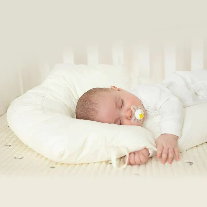 CuddlePure Babykussen – Antibacterieel Knuffelkussen met Ergonomisch Ontwerp en Zachte Stof