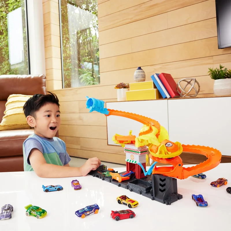 Hot Wheels 'Let's Race' Netflix - Attacco del Cobra in Pizzeria, playset con pista a spirale e funzione a scomparsa casuale con 3 percorsi, una macchinina in scala 1:64 inclusa, 3+ anni, HTN81