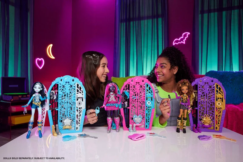 Monster High Segreti da Brivido - Clawdeen Wolf I Misteri di Hauntlywood, bambola con abiti, guardaroba e 19 accessori glamour a sorpresa inclusi, giocattolo per bambini, 4+ anni, JBG80