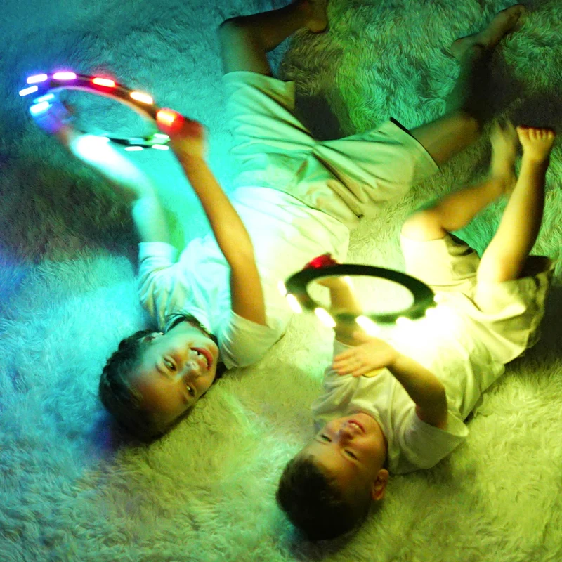 TOSY Flying Ring - 16 milioni di colori RGB o 12 LED, luminoso, modalità smarrimento, accensione automatica, impermeabile, frisbee leggero, regalo di compleanno e di Natale per ragazzo/ragazza/bambino