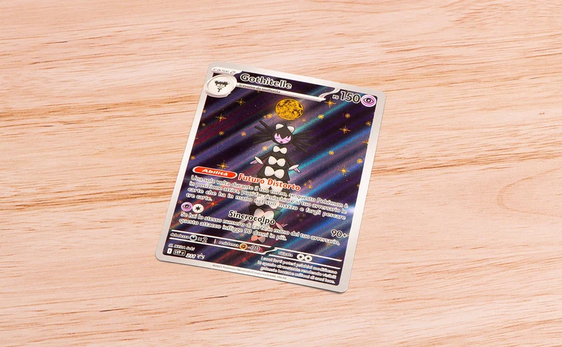 Pokémon: collezione con adesivi (Gothitelle) dell’espansione Scarlatto e Violetto - Fuoco Bianco del GCC (carta promozionale olografica e tre buste di espansione)