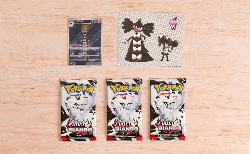 Pokémon: collezione con adesivi (Gothitelle) dell’espansione Scarlatto e Violetto - Fuoco Bianco del GCC (carta promozionale olografica e tre buste di espansione)