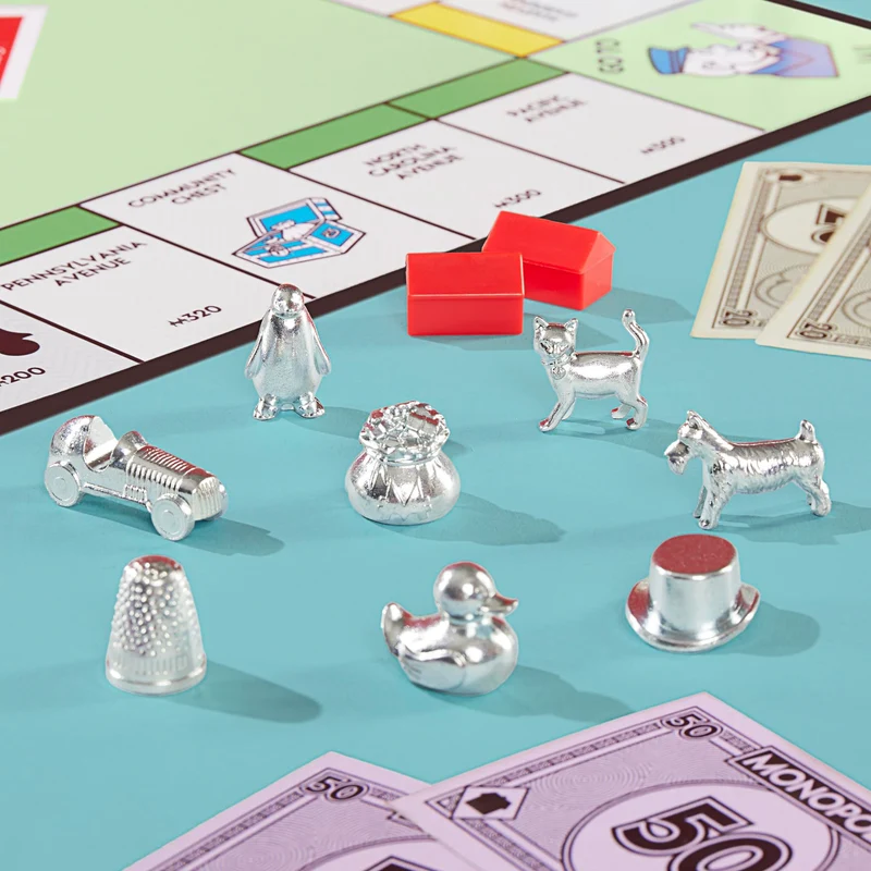 Hasbro Gaming, Monopoly, Gioco da Tavolo, Ideale per Famiglia e Amici, per Bambini e Bambine da 8 Anni in Su, Include Vaschetta Contenitore e Pedine Più Grandi, per 2-6 Giocatori, in Italiano