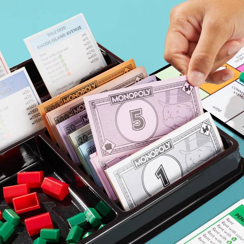 Hasbro Gaming, Monopoly, Gioco da Tavolo, Ideale per Famiglia e Amici, per Bambini e Bambine da 8 Anni in Su, Include Vaschetta Contenitore e Pedine Più Grandi, per 2-6 Giocatori, in Italiano