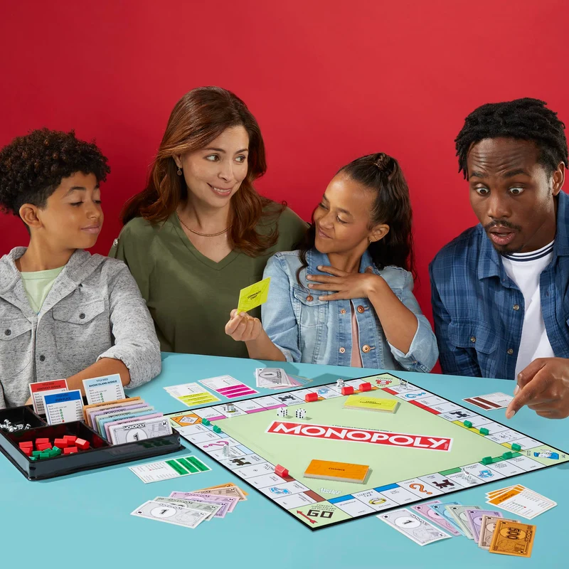 Hasbro Gaming, Monopoly, Gioco da Tavolo, Ideale per Famiglia e Amici, per Bambini e Bambine da 8 Anni in Su, Include Vaschetta Contenitore e Pedine Più Grandi, per 2-6 Giocatori, in Italiano