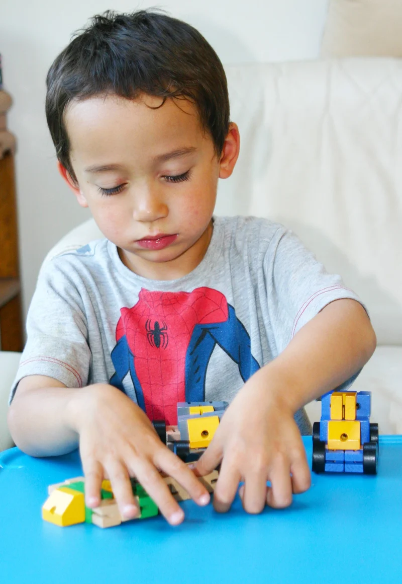 TOWO Robot Trasformazione in Legno - Gioco da Viaggio Transfigures - Veicolo Giocattolo da Trasformare - Robot in Legno per Bambini e Bambine di 3 Anni- blu