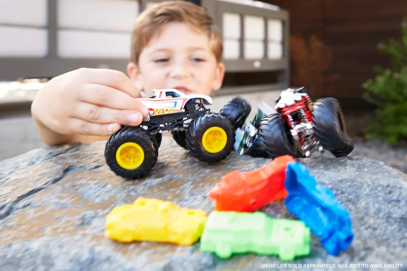 Hot Wheels- Monster Truck Veicolo a Sorpresa in Scala 1:64 con Ruote Giganti, da Collezione, Giocattolo per Bambini 3+Anni, FYJ44