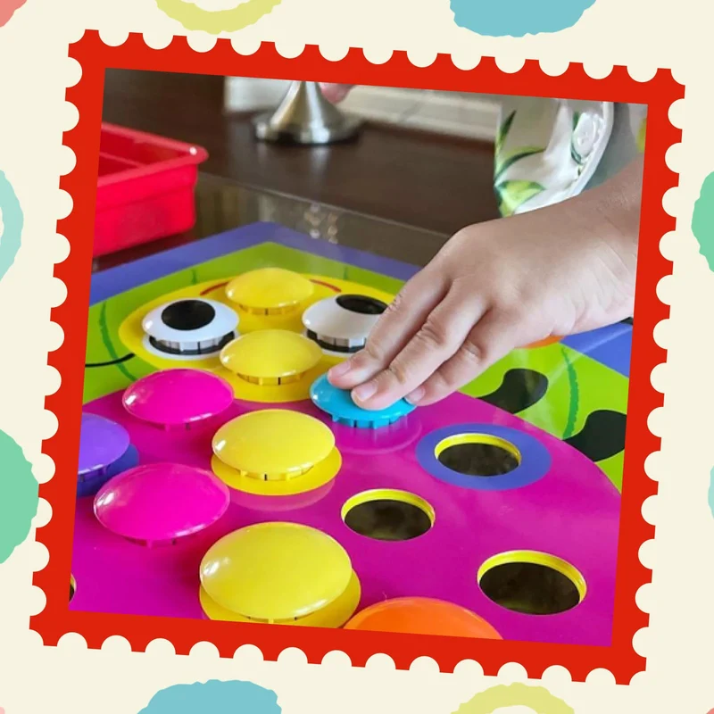 AMOSTING gioco chiodini per bambini 2, 3 anni, gioco di abbinamento colorato, giocattoli prima infanzia, puzzle regalo di compleanno per bambino-10 carte e 46 pulsanti