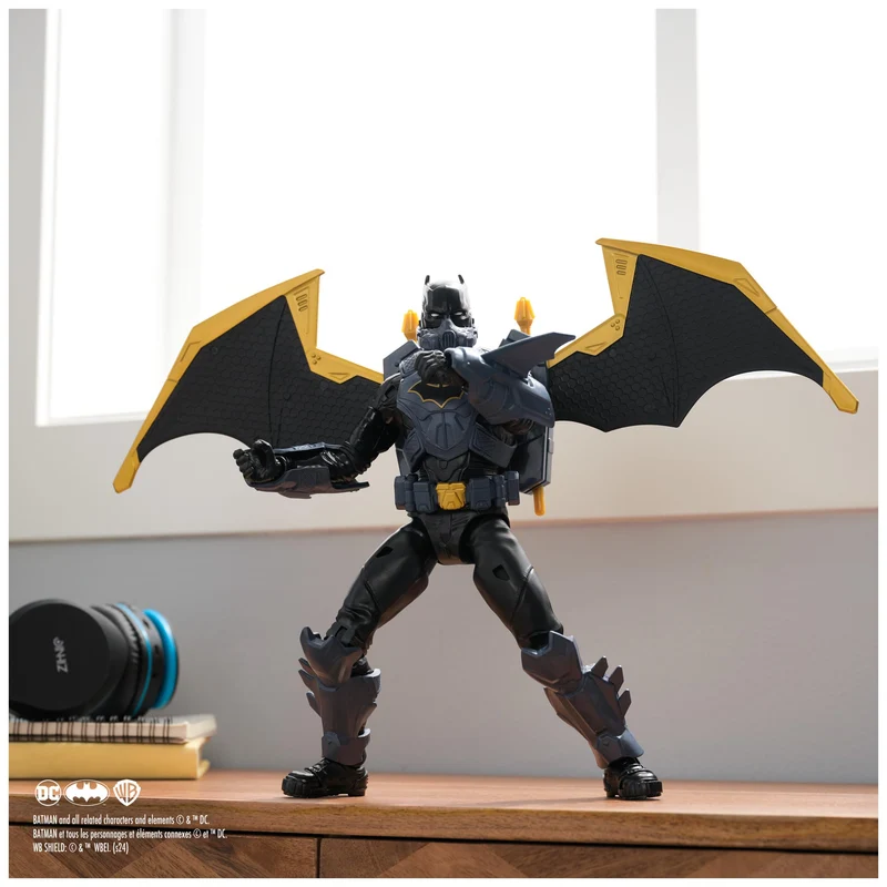 DC Comics, Action Figure Batman Adventures Night Sky, Alto 30 cm con Ali Espandibili, 17 Punti di Articolazione, 7 Accessori e Lancia Proiettili. Giocattoli per Bambini e Bambine, 3+ anni