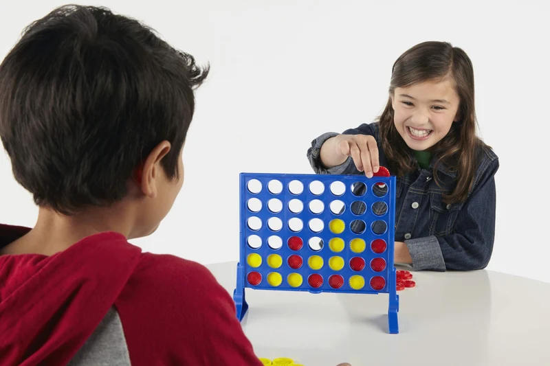 Hasbro Gaming Forza 4 Gioco da Tavolo per 2 Giocatori, Giochi per Famiglie Adatto a Bambini e Bambine da 6 Anni in Su con Griglia di Gioco e 42 Gettoni, Idea Regalo per Bambini e Ragazzi