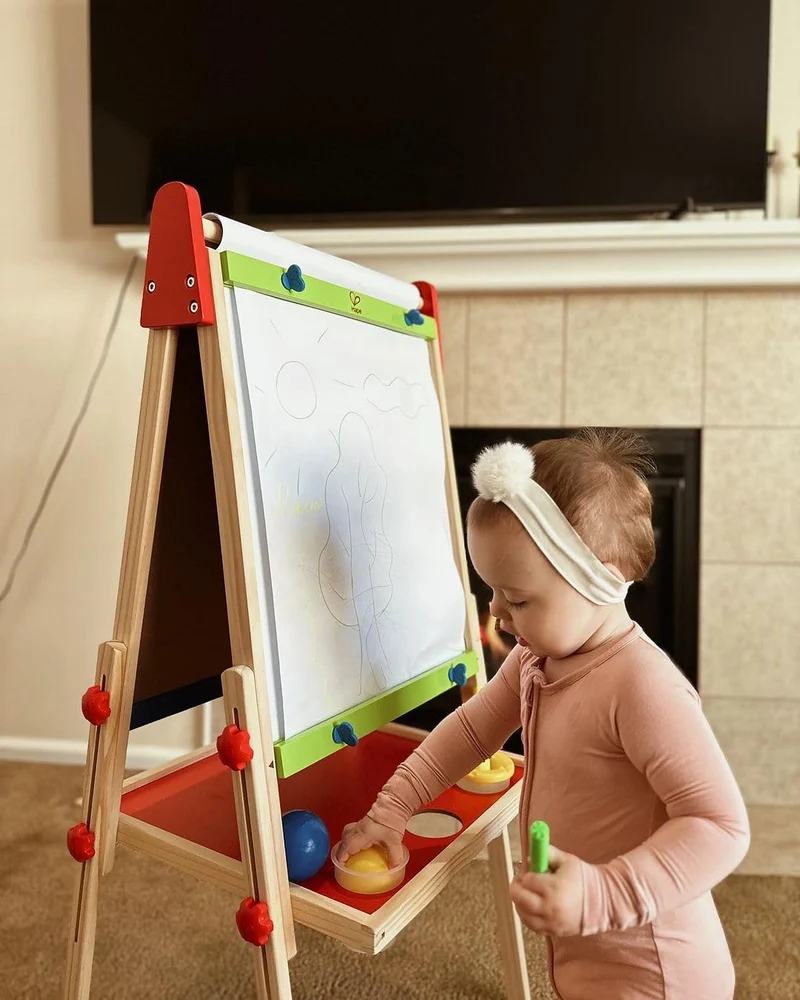 Hape Lavagna Multiattività, Lavagna per Bambini Double Face Vincitrice di Premi con Cavalletto e Supporto Regolabile in Altezza, Rullo di Carta, Lavagna Bianca, Calamite e Tre Vasetti di Pittura