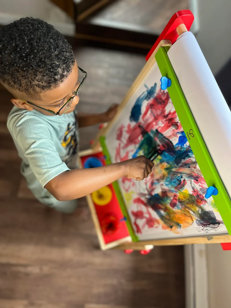 Hape Lavagna Multiattività, Lavagna per Bambini Double Face Vincitrice di Premi con Cavalletto e Supporto Regolabile in Altezza, Rullo di Carta, Lavagna Bianca, Calamite e Tre Vasetti di Pittura
