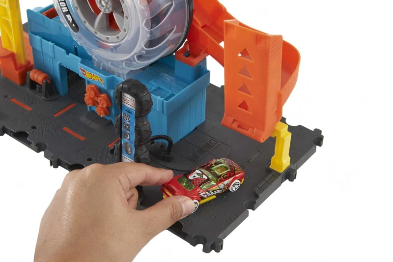 Hot Wheels City Pneumatici Super velocità, Playset Rampa per Macchinine tra Ruote in Autofficina, Include 1 Macchinina, Regalo Bambini 4-8 Anni, Hdp02, Multicolore, ‎17.46 x 34.93 x 40 cm