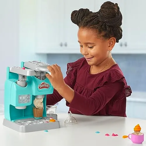 Play-Doh, Kitchen Creations, La Caffetteria Super Colorata, playset con 20 Accessori e 8 vasetti di Pasta modellabile