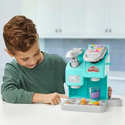 Play-Doh, Kitchen Creations, La Caffetteria Super Colorata, playset con 20 Accessori e 8 vasetti di Pasta modellabile