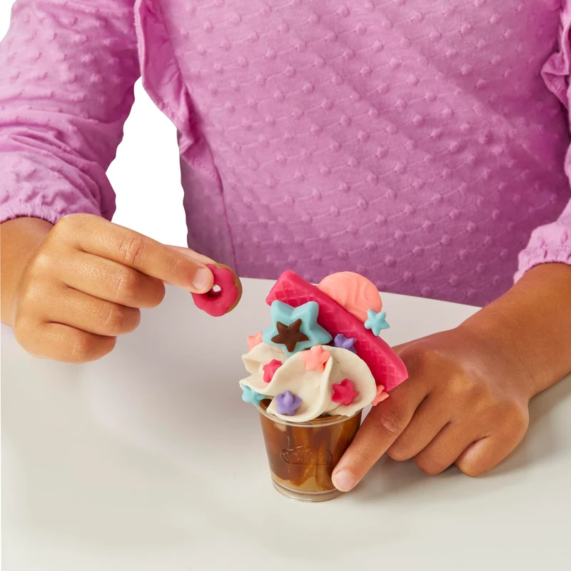 Play-Doh, Kitchen Creations, La Caffetteria Super Colorata, playset con 20 Accessori e 8 vasetti di Pasta modellabile