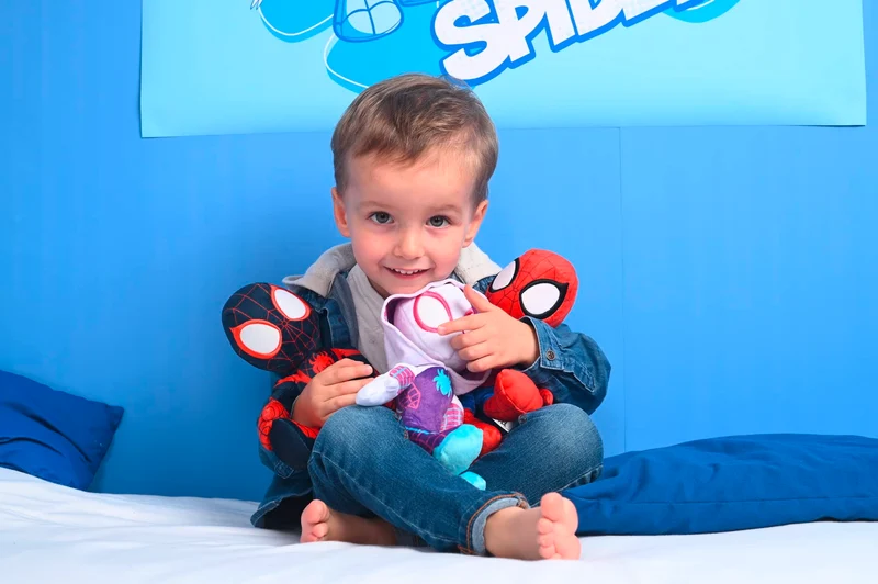 Simba - Disney Plush Marvel Spidey, 6315875810X12, +0 mesi, altezza 25 cm, in morbido tessuro, occhi che brillano al buio