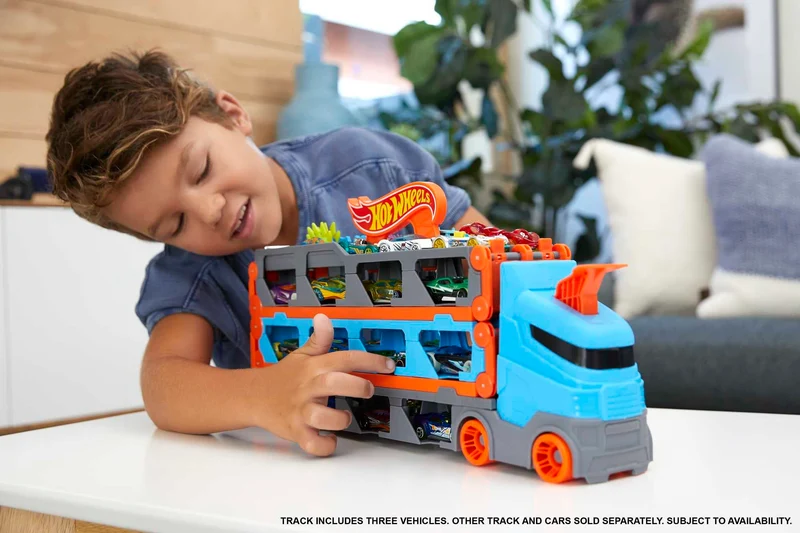 Hot Wheels - Camion Trasportatore 2 in 1, Trasportatore e Pista con 3 Auto in Scala 1:64 per Bambini da 4 a 8 Anni, HGH33, Imballaggio Sostenibile