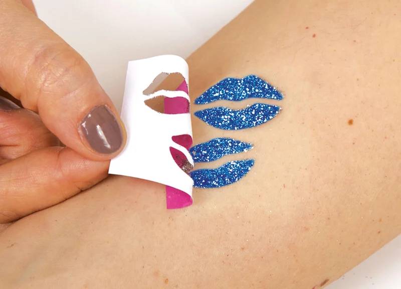Clementoni Crazy Chic - Tattoo Studio, Gioco Creativo per Bambine di 6+ Anni, Kit Completo per Creare Tatuaggi Glitterati e Temporanei, Set con Tattoos Unici, Regalo Divertente e Colorato, 18602