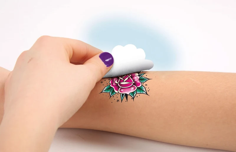 Clementoni Crazy Chic - Tattoo Studio, Gioco Creativo per Bambine di 6+ Anni, Kit Completo per Creare Tatuaggi Glitterati e Temporanei, Set con Tattoos Unici, Regalo Divertente e Colorato, 18602