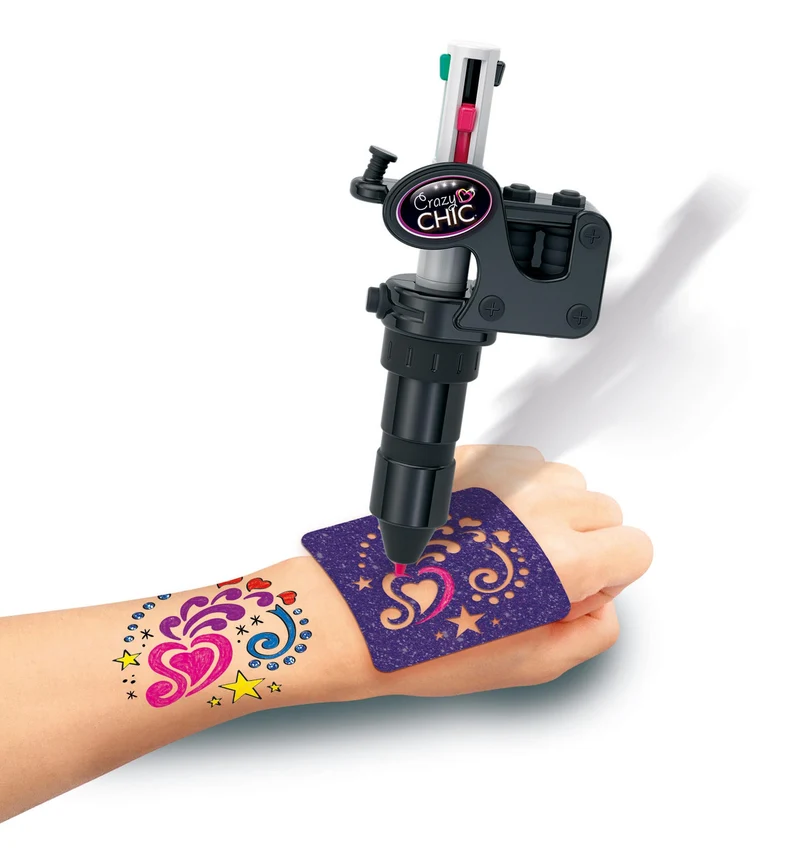 Clementoni Crazy Chic - Tattoo Studio, Gioco Creativo per Bambine di 6+ Anni, Kit Completo per Creare Tatuaggi Glitterati e Temporanei, Set con Tattoos Unici, Regalo Divertente e Colorato, 18602