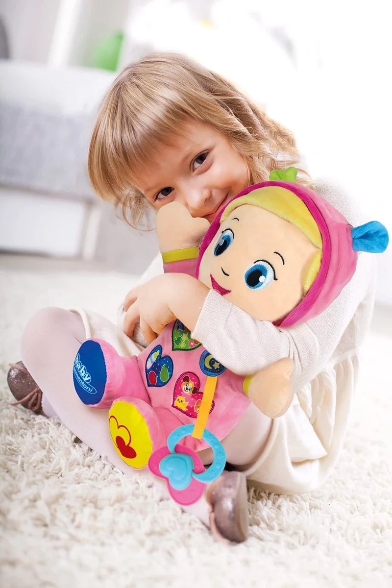 Baby Clementoni - Alice, la Mia Prima Bambola, Peluche Bambini 10+ Mesi, Centro Attività con Ciuccio e 3 Tasti per Imparare Forme, Numeri, Colori, Parole e Versi degli Animali, Lingua Italiana, 17201